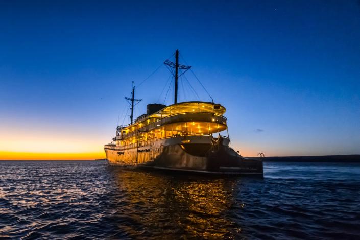 Evolution by Quasar Expeditions at night with Lights on