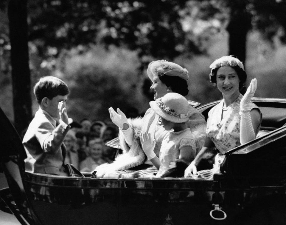 La famille royale en calèche sur le Mall