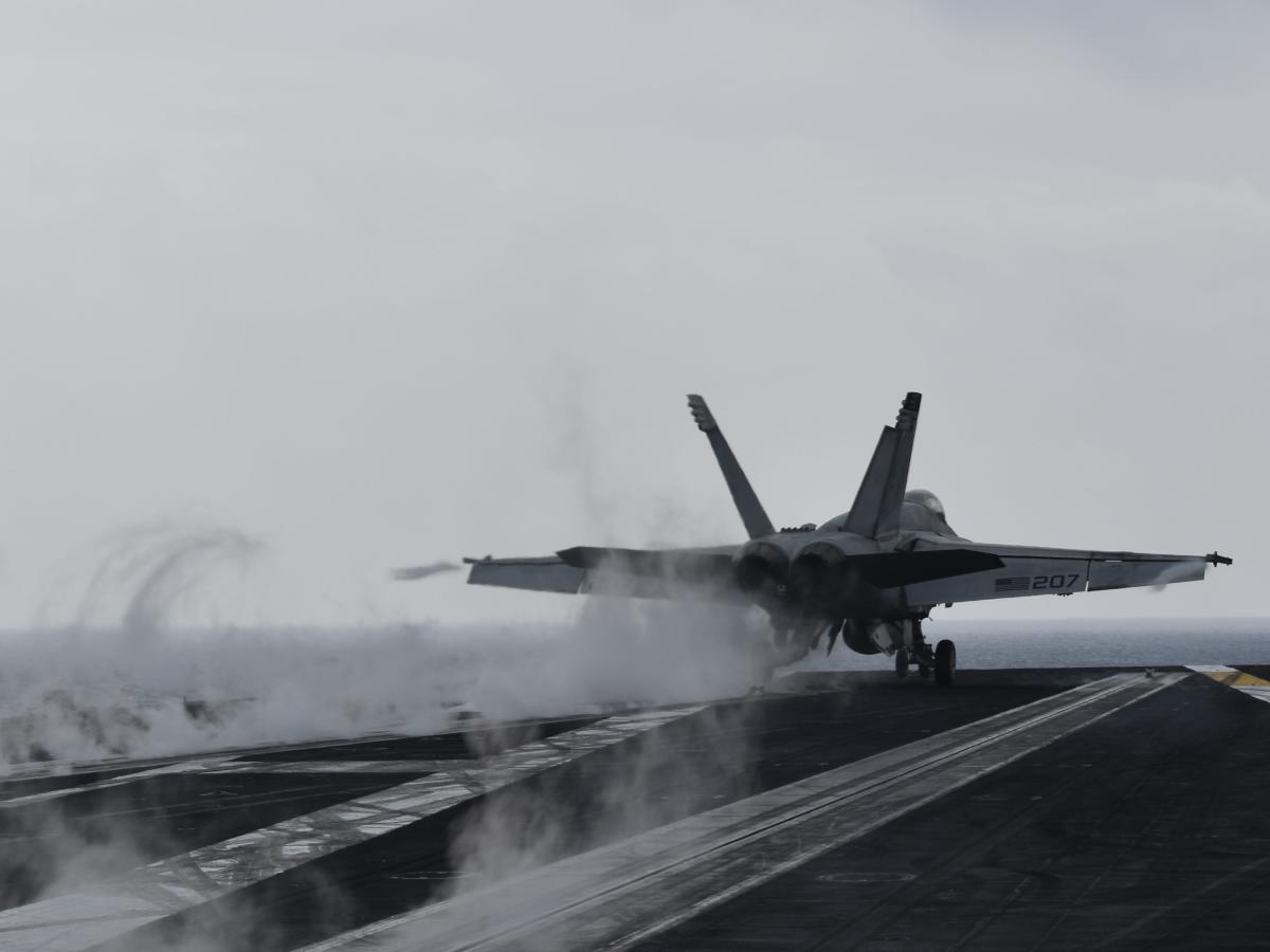 Самолетоносачът на ВМС на САЩ, който се сблъсква с хусите, има самолети във въздуха „постоянно“, казва командирът на ударната група
