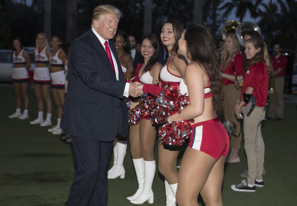 Así fue la fiesta de Trump para ver el Super Bowl: con porristas y Melania