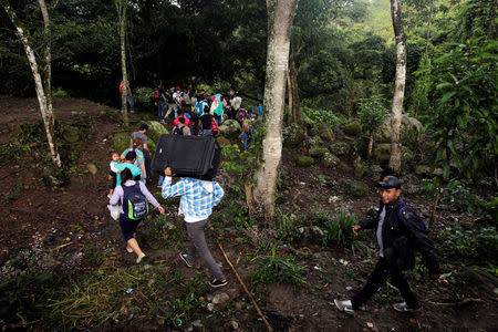 Migrantes hondureños atraviesan la selva tras cruzar el río Lempa, en la frontera entre Honduras y Guatemala, para unirse a la caravana que intenta llegar a Estados Unidos, en Guatemala, Octubre 18, 2018. REUTERS/Jorge Cabrera