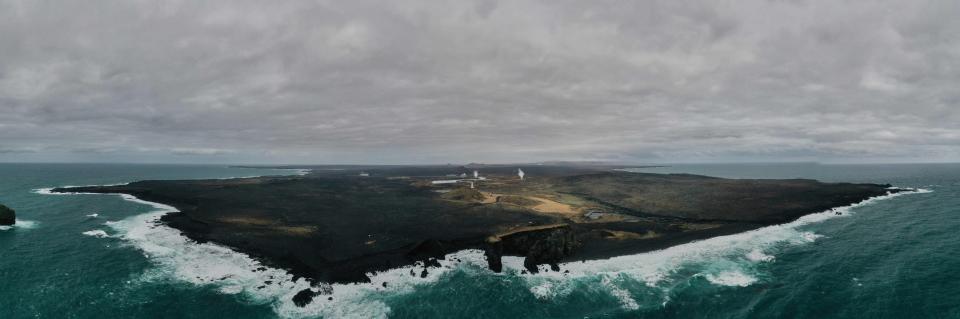 Lejanos y solitarios, se erigen el faro y la planta geotérmica del pueblo de Grindavik