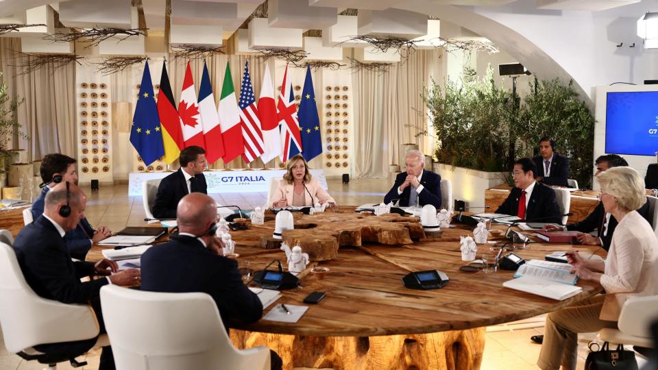 G7 leaders meet at round table