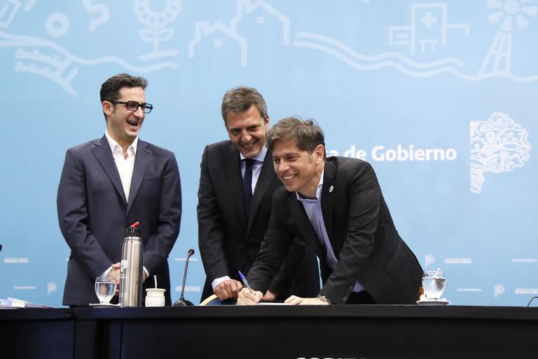 Sergio Massa, Matías Tombolini y Axel Kicillof hoy en la gobernación de la provincia de Buenos Aires