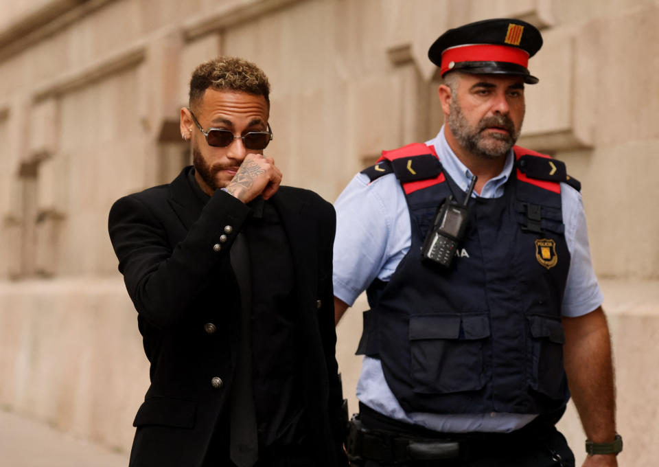 Soccer Football - Brazil's Neymar to be tried in a corruption case for his transfer to FC Barcelona - Barcelona Court, Barcelona, ​​Spain - October 17, 2022 Brazil's Neymar leaves the court after being tried on charges of fraud and corruption for the transfer to FC Barcelona from Santos in 2013 REUTERS / Nacho Doce