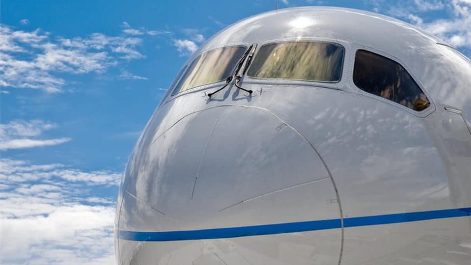 Closeup do nariz de um avi&#xe3;o comercial Boeing 787 Dreamliner