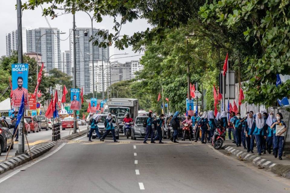 People gather during an election campaign in Sentul, Kuala Lumpur November 11, 2022. ― Picture by Firdaus Latif