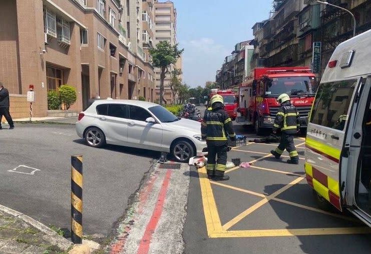 85歲婦人昏迷在停車場出入口 ，女駕駛未及時發現輾過，造成傷重不治。（翻攝畫面）