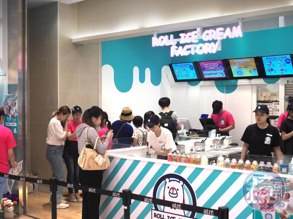 曾在原宿引發排隊風潮的「Roll Ice Cream Factory」，台灣店開幕首日也出現人潮。