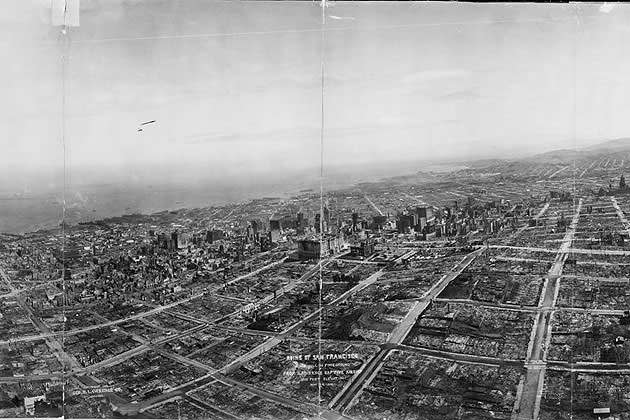 Ruins of San Francisco, Nob Hill in foreground, from Lawrence Captive Airship, 1500 feet elevation, May 29, 1906. (George R. Lawrence/Library of Congress)