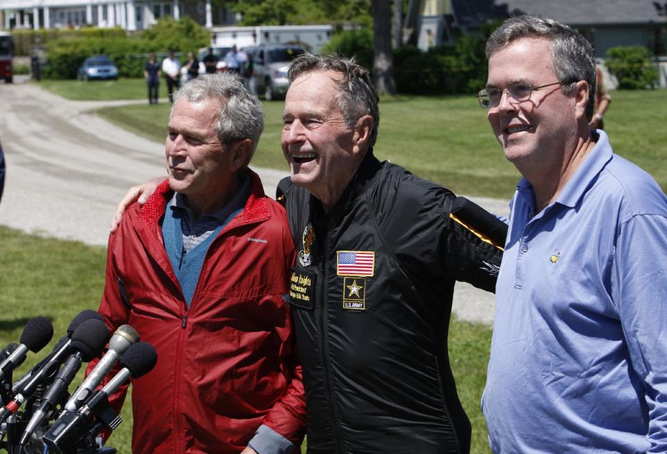 El expresidente George Bush padre, al centro, con sus hijos: el expresidente George W. y el candidato Jeb. (AP)