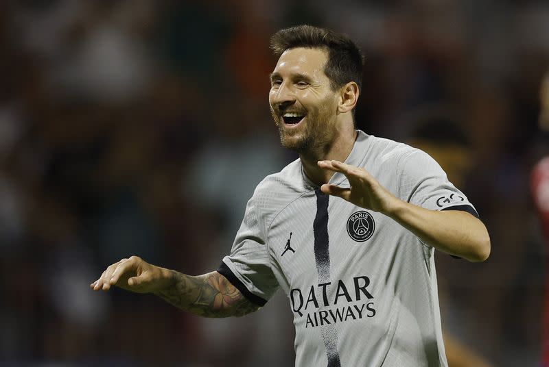 Lionel Mesi celebra tras marcar uno de sus dos goles en la victoria 5-0 del PSG sobre Clermont por la Ligue 1, Stade Gabriel Montpied, Clermont-Ferrand, Francia