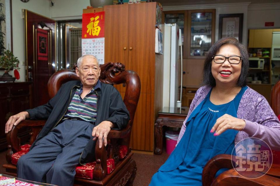 穆記第一代老闆穆傳財（左）與太太鍾紫嫺（右）為養家而創業，前者還為工作失去2根手指頭。