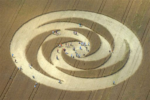 Arial view shows curious people visiting a mysterious crop circle of which the origin is unknown in a cornfield in Corcelles-pres-de-Payerne, Switzerland, Saturday,July 7, 2007. (AP Photo/Keystone/Sandro Campardo)