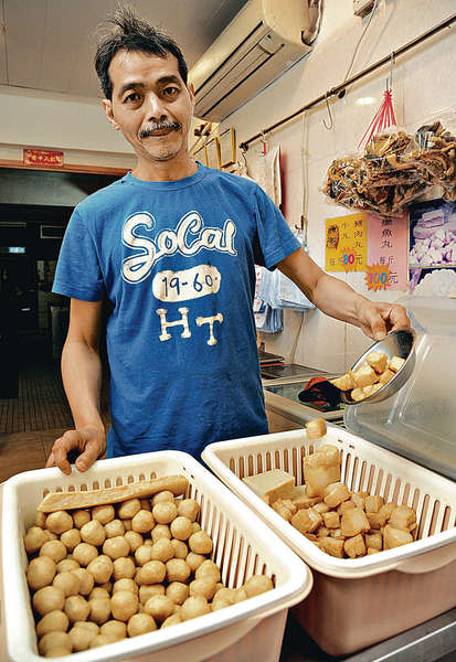 去年在舖頭門外兼賣咖喱魚蛋，林羅平說希望讓人吃到真正魚蛋鮮味和口感，又強調咖喱汁是用來「蘸」，不像坊間用來「浸」。（程志遠攝）