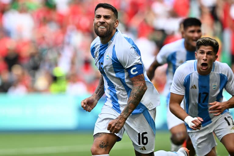 Nicolás Otamendi, uno de los tres futbolistas mayores de 23 años, es el capitán de la selección argentina en París 2024