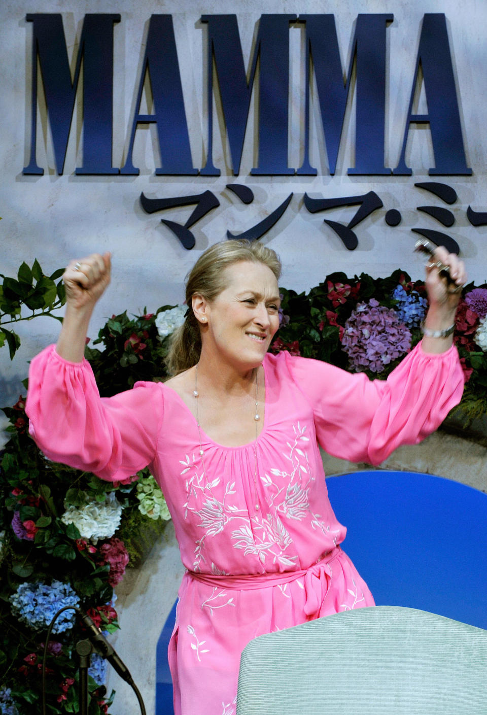 En 2008, Meryl Streep s’essaie pour la première fois à la comédie musicale avec l’entraînant Mamma Mia ! "Les chansons sont intemporelles. Elles entrent en vous. Quand j'ai commencé à les apprendre, je me suis rendue compte que je les connaissais toutes" explique-t-elle à propos des titres d’Abba qu’elle entonne dans le film. Dix ans plus tard, le long-métrage a droit a eu une suite, Mamma Mia ! Here We Go Again.