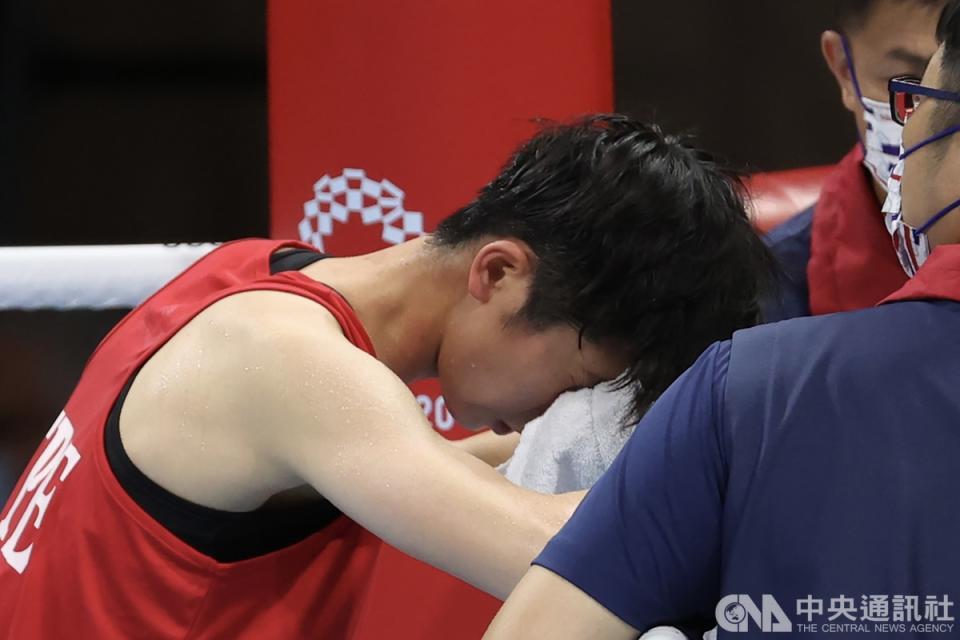 世界排名第一的東京奧運拳擊女子57公斤級台灣好手林郁婷，26日在16強賽中不敵勁敵菲律賓籍皮特西歐（Nesthy Petecio）、無緣晉級，難掩失落情緒。（中央社）