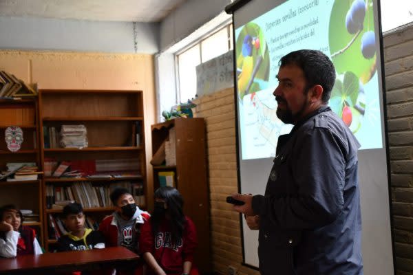 Uno de los ejes en el trabajo del científico Víctor Ávila ha sido la educación ambiental en los municipios que habitan el Bosque de Agua. (Foto cortesía Víctor Ávila Akerberg)