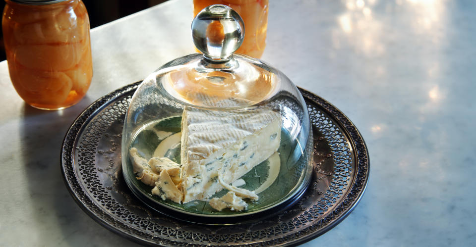Eine Käseglocke hält den Käse frisch und bewahrt sein Aroma. (Foto: Getty Images)
