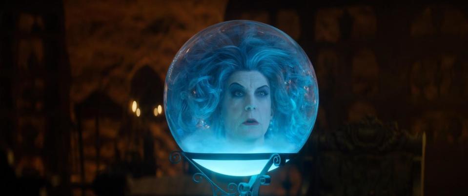 在迪士尼樂園搭乘《幽靈公館》時，對於會講話的水晶球一定留下深刻印象，如今電影賦予靈媒里歐塔夫人更完整的背景故事。（迪士尼提供）
