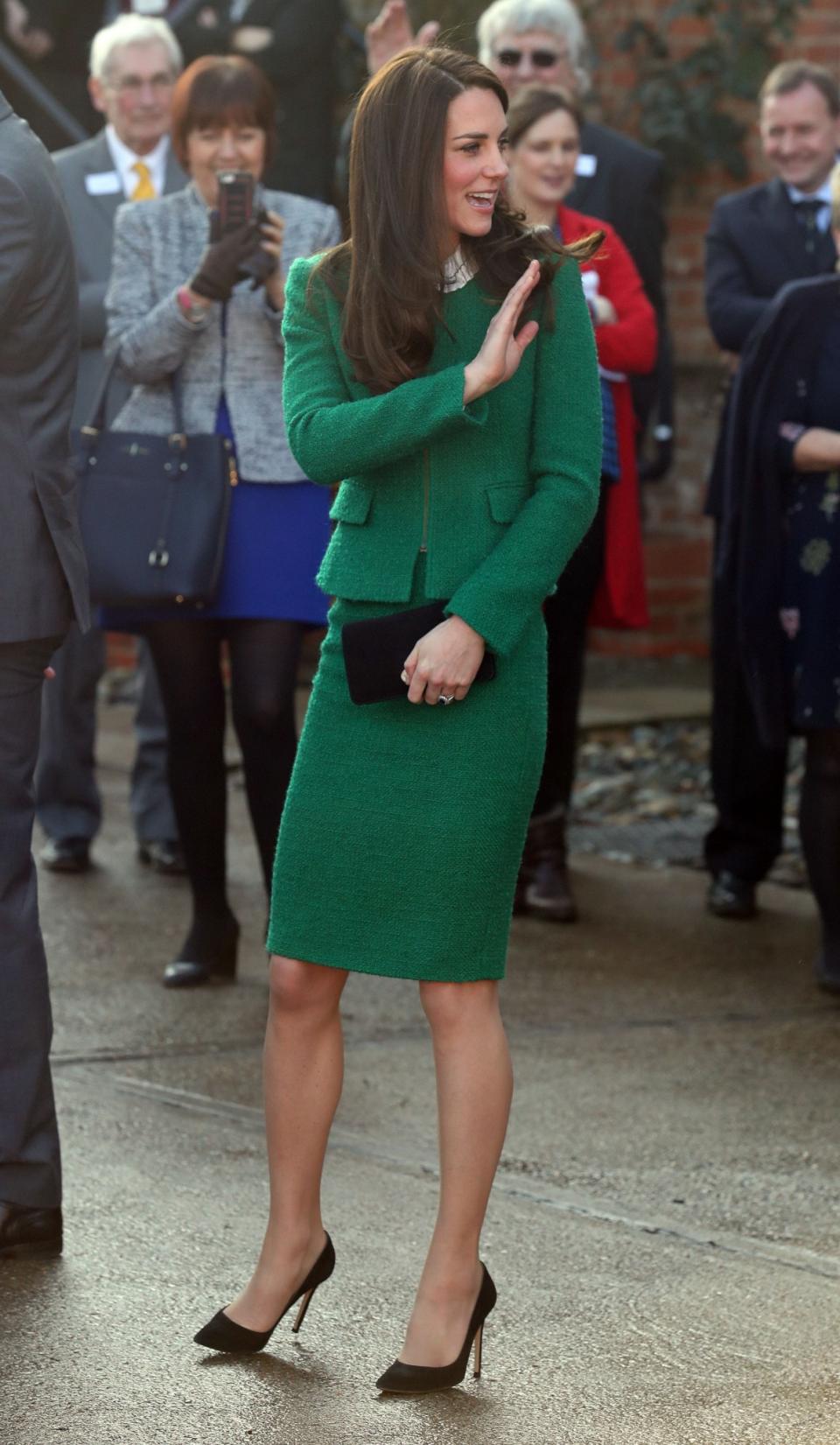 <p>Bei ihrem Besuch des Kinderhospizes in Norfolk debütierte Kate in einem neuen Rock-Anzug des Einzelhändlers Hobbs. Der smaragdgrüne Look ist aus einem eleganten Tweedstoff gefertigt und wurde mit einem schlichten Hemd und schwarzen Pumps kombiniert. (Bild: PA) </p>