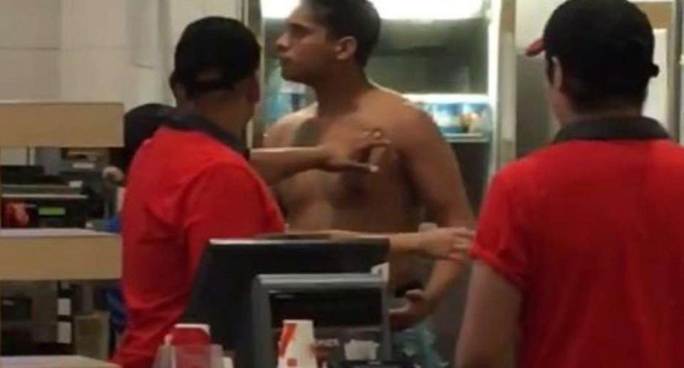 Graban a hombre que golpeó a empleado de McDonald’s. Foto: Captura de Video Facebook.com/AlfredoSanchez