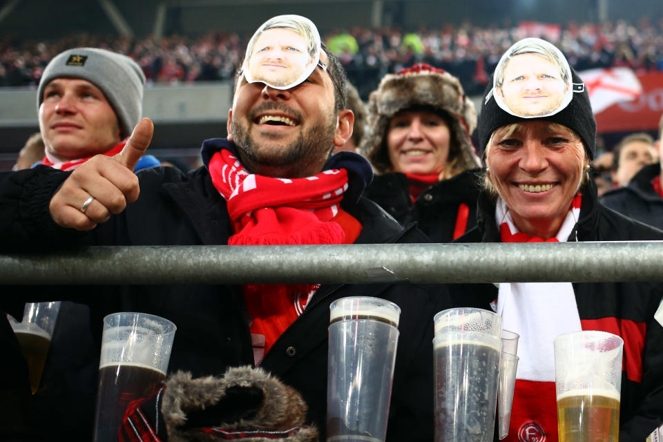 Die Düsseldorfer Zuschauer hatten nicht nur wegen des 4:0 ihren Spaß im Heimspiel gegen Eintracht Frankfurt. Viele Fans hatten sich Masken von Sascha Rösler übergezogen, um ihre Solidarität mit der Fortuna-Legende zu bekunden und die Frankfurter Verantwortlichen zu ärgern. In der vergangenen Saison war es im Duell der beiden Teams zu mehreren Scharmützeln zwischen Rösler und dem Frankfurter Trainerstab um Armin Veh gekommen.