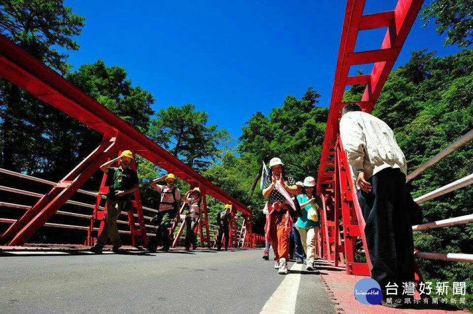 蘇鶴壽子女在慈航橋前，如父親謙遜有禮向中橫健行隊學員深深一躹躬，在場人員見證此歷史性畫面。