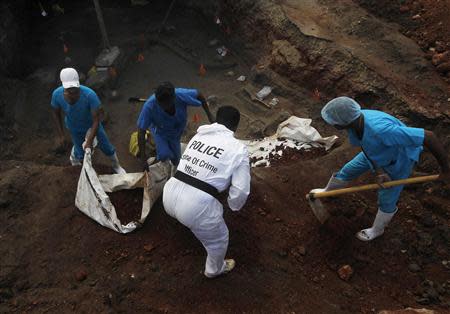 Police officers and doctors dig up skeletons at a construction site in the former war zone in Mannar, about 327 km (203 miles) from the capital Colombo, January 16, 2014. The discovery of a mass grave containing more than 30 skulls in northern Sri Lanka has fuelled speculation that there may be many more like it containing the remains of thousands who went missing during the island nation's nearly three-decade war. REUTERS/Dinuka Liyanawatte