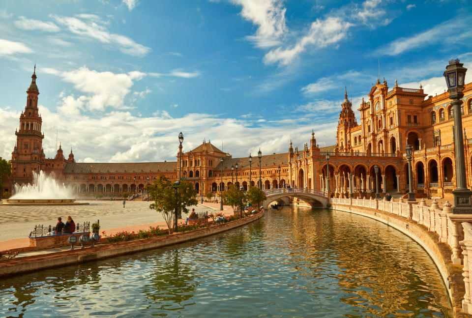 <p>Otra ciudad barata para viajar este verano es Sevilla, donde una semana de vacaciones cuesta 1.017 euros por persona. Es de las más económicas también en cuanto al alojamiento (349€) y por el alquiler de un coche en la capital andaluza pagaremos de media 412€. (Foto: Getty Images).</p> 