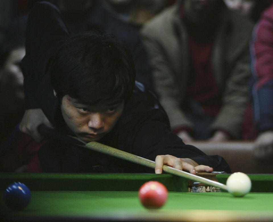 Newly-crowned U.K. champion Ding Junhui of China plays a shot during the 2005 China National Professional Billiards Ranking Tournament in Nanjing, Jiangsu Province, China, on Dec. 22, 2005.<span class="copyright">China Photos/Getty Images</span>