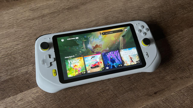 Logitech launches the Logitech G Cloud gaming handheld in Europe