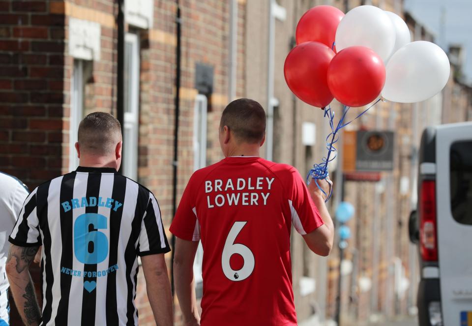 <p>Football fans united as they head towards Bradley’s funeral </p>