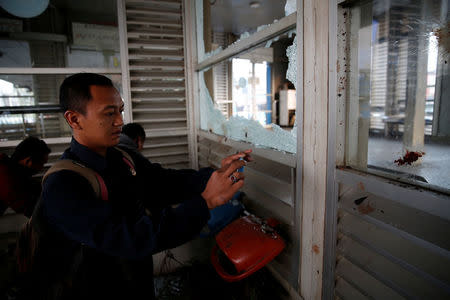 People gather to examine the scene of an explosion at a bus terminal in Kampung Melayu, Jakarta, Indonesia May 25, 2017. REUTERS/Darren Whiteside