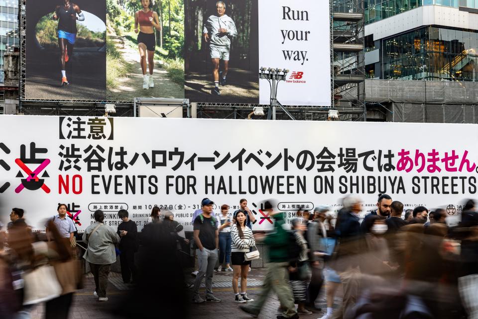 日本政府今年拉起巨型橫額，禁止在澀谷區辦萬聖節活動，以防止群眾聚集釀災。（Photo by PHILIP FONG/AFP via Getty Images）