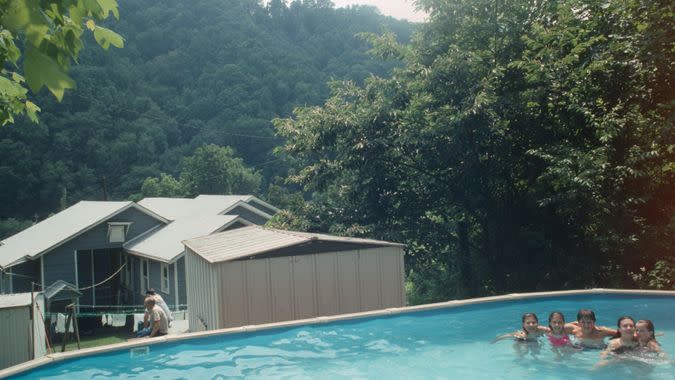 1995 Swimming pool behind home