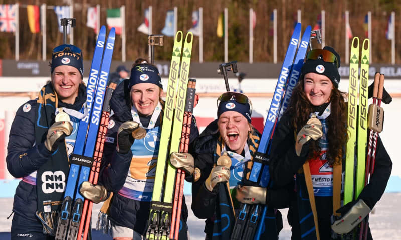 (L-R) French biathletes Julia Simon, Justine Braisaz-Bouchet, Sophie Chauveau and Lou Jeanmonnot celebrate with their gold medal after the women's 4 x 6 km relay of the Biathlon World Championships. Hendrik Schmidt/dpa