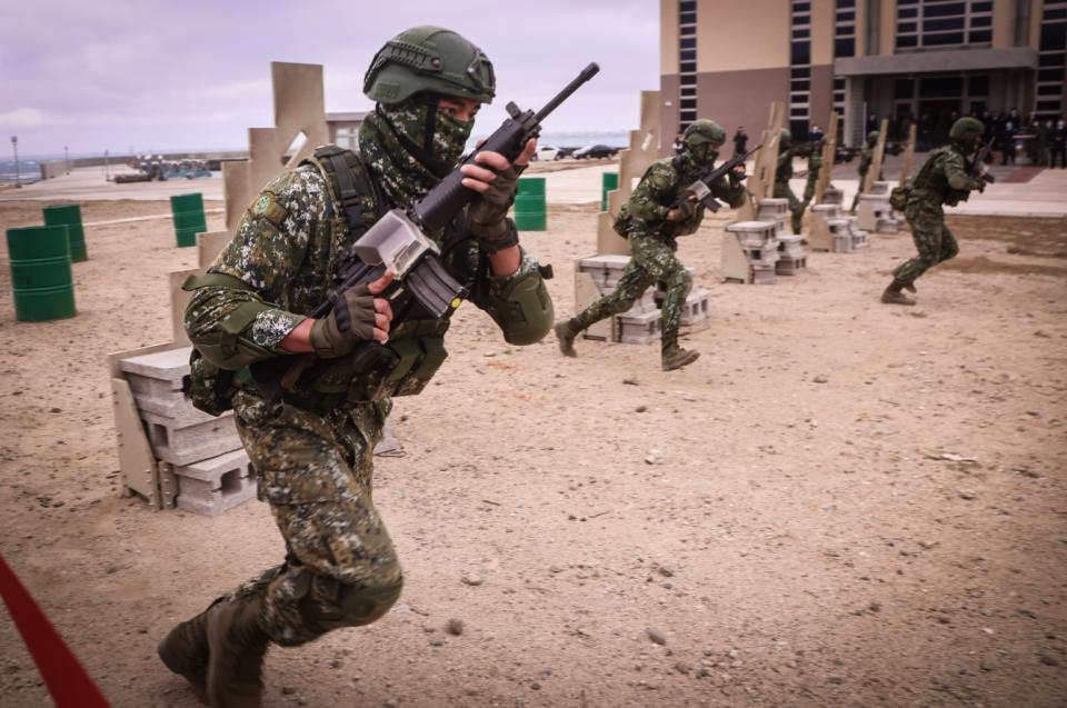 總統蔡英文30日到澎湖視導國軍部隊實戰化射擊訓練，陸軍航空特戰指揮部兩棲偵察營官兵持槍進行相關演練。（中央社）