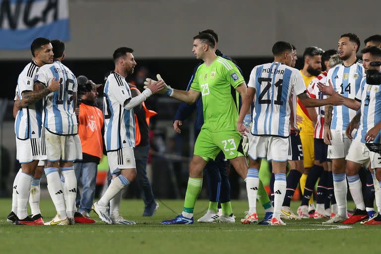 Messi y Martínez se saludan al final del partido