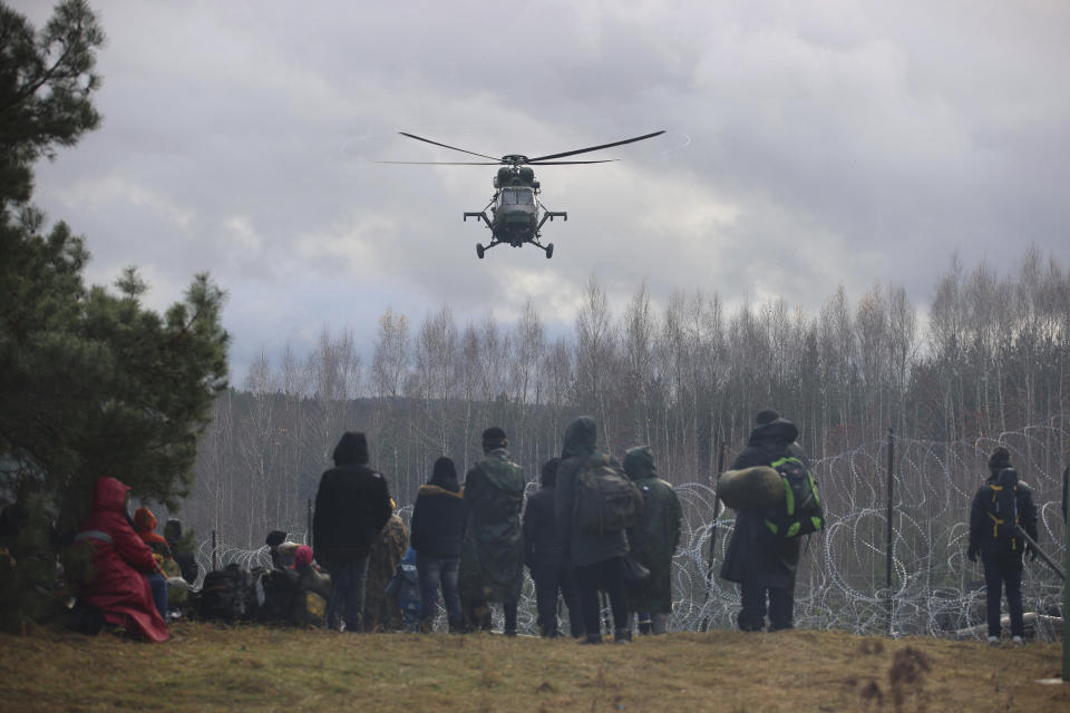 波蘭軍方派出直升機在衝突現場上方巡邏。（美聯社）
