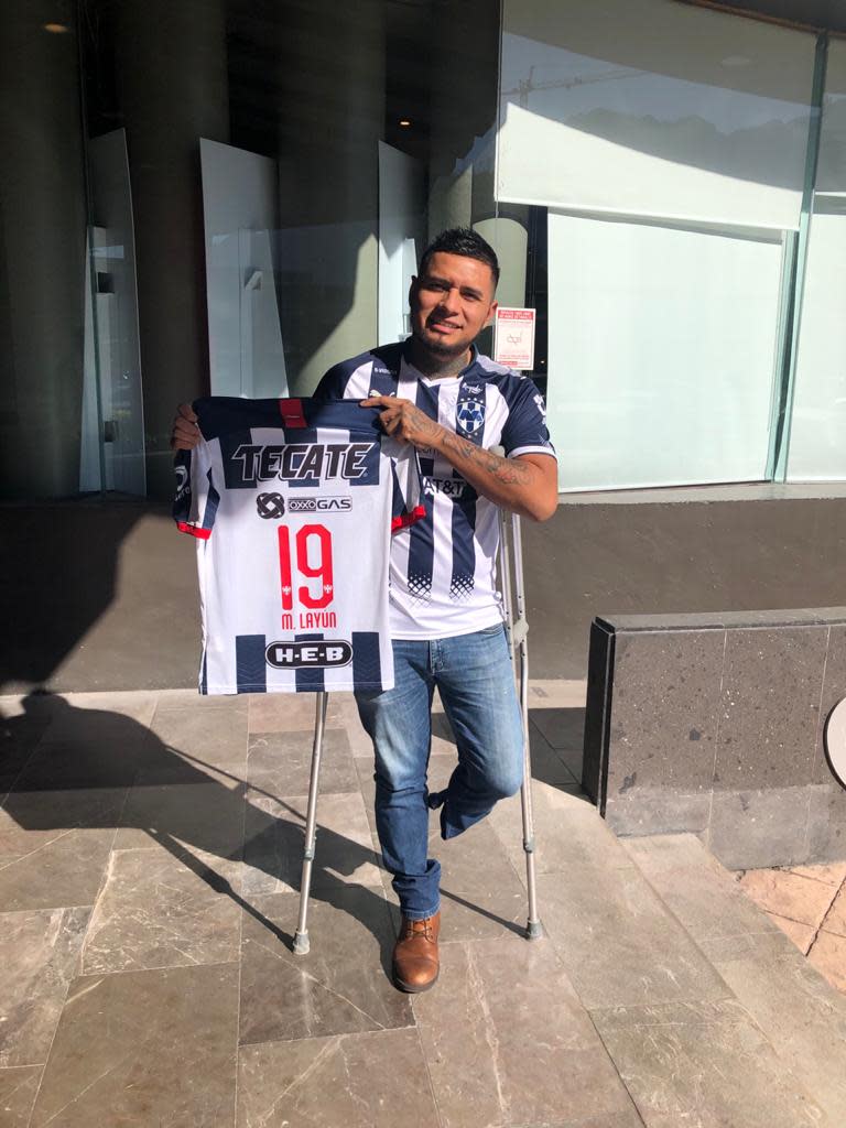 Luis Guerrero Juárez, aficionado al Monterrey, mostrando la camiseta de Miguel Layún que rifará para recaudar fondos para comprar su prótesis. / Foto: Twitter: @yiyolaleyenda1