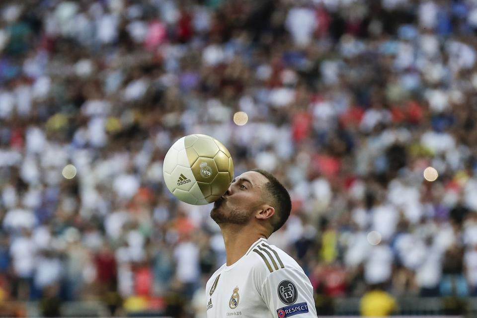 ARCHIVO - El delantero belga Eden Hazard besa la pelota al ser presentado como jugador del Real Madrid, el martes 10 de octubre de 2023, en Madrid. (AP Foto/Manu Fernández)