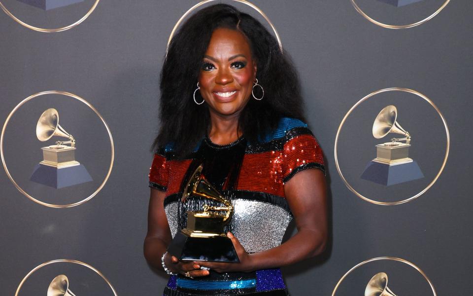 Sie war kürzlich erst die 18. Person, die es geschafft hat: Schauspielerin Viola Davis gewann Anfang März den Grammy für die beste Hörbuchaufnahme für die Audioversion ihrer Autobiografie. Für ihre Hauptrolle in der Serie "How To Get Away with Murder" hatte sie 2015 den Emmy erhalten, zwei Jahre später folgte der Oscar als beste Nebendarstellerin in "Fences". Ihren ersten (von zwei) Tony-Awards hatte Davis bereits 2001 gewonnen, für ihre Rolle im Theaterstück "King Hedley II.". (Bild: Leon Bennett/Getty Images for The Recording Academy)