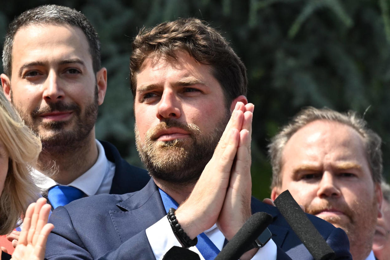 Le maire de L’Hay-les-Roses, Vincent Jeanbrun, participe à une action nationale après que des émeutiers ont foncé sur sa maison, blessant sa femme et l’un de ses enfants, à L’Hay-les-Roses, le 3 juillet 2023. 