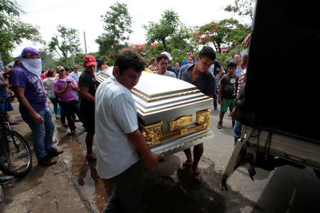 People carry a coffin containing the body of a person who died after a building caught fire, in Managua, Nicaragua June 16, 2018. REUTERS/Oswaldo Rivas