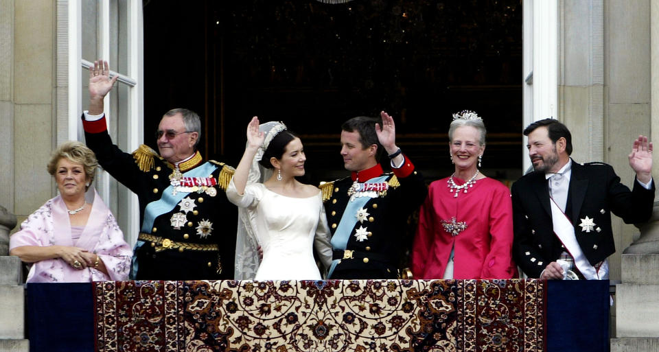 COPENHAGEN, DENMARK - MAY 14:  Crown Princess Mary and Crown Prince Frederik, (C) Queen Margrethe II of Denmark and Prince Henrik (2L and 2R), Mary's father John Donaldson (R) and his wife Susan Moody (L) wave to the crowd on the balcony of Christian VII's Palace after the wedding on May 14, 2004 in Copenhagen, Denmark. The romance began in 2000 when Miss Mary Elizabeth Donaldson met the heir to one of Europe's oldest monarchies over drinks at the Sydney Olympics, where he was with the Danish sailing team. (Photo by Ian Waldie/Getty Images) 
