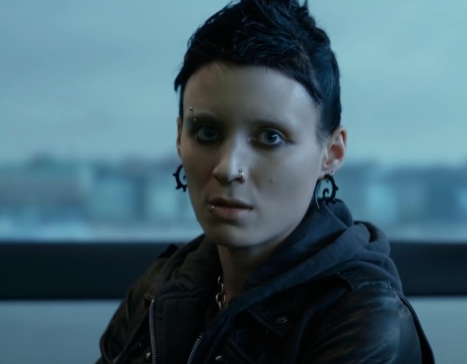 Mara sported an intense and edgy new look for the character, and according to Allure, she even went as far as to get her eyebrows, lip, nose, and right nipple pierced for the film, as opposed to opting for fake ones! The actor also dyed and shaved her own hair to fit the part, as well as bleaching her own eyebrows. When you think of Mara in A Social Network in comparison to The Girl with the Dragon Tattoo, the difference is pretty astounding!