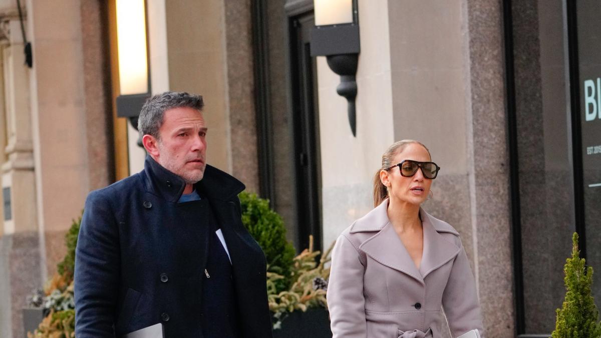 Here’s Why Jennifer Lopez and Ben Affleck Are Waiting to Announce Their