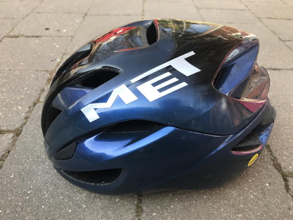 Side of the MET Rivale MIPS helmet